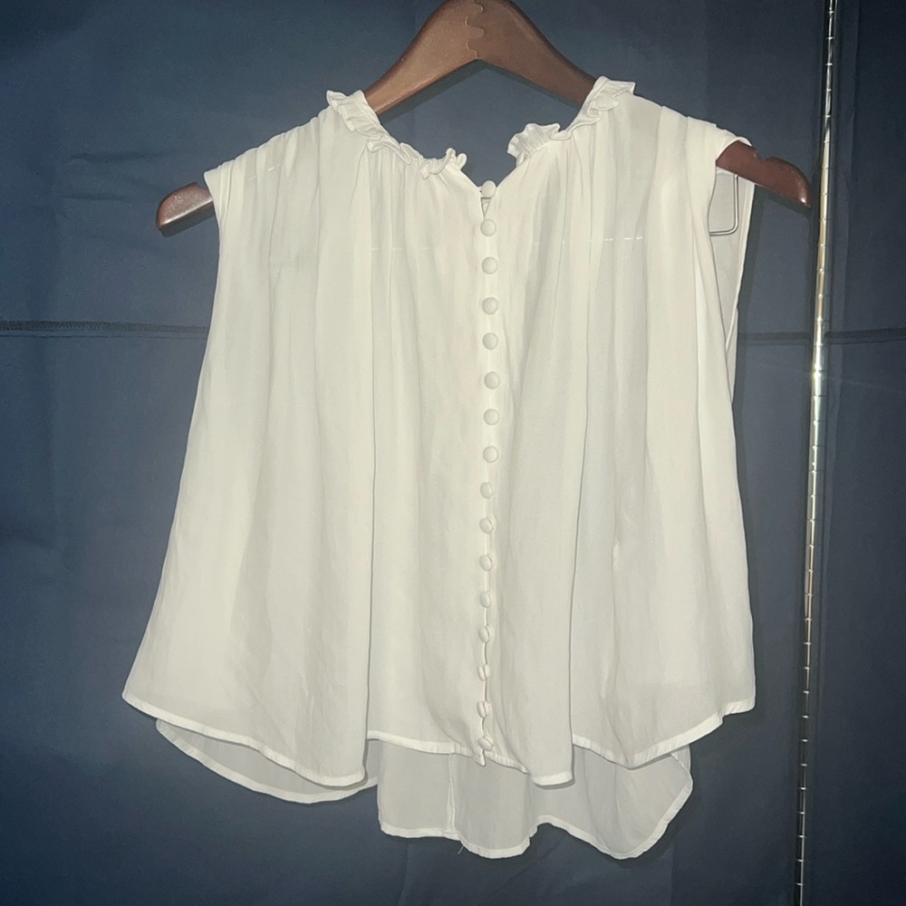 Adorable white flowy shirt
